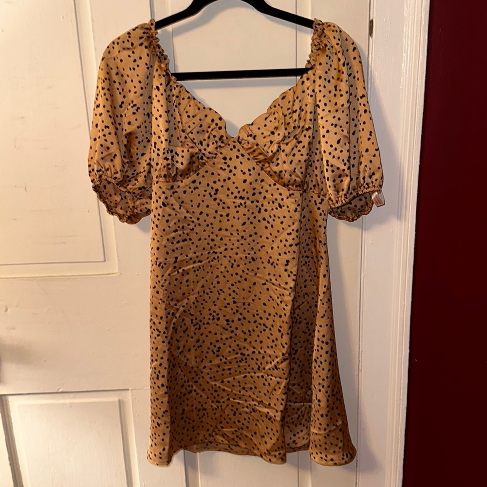 NWT Cheetah print short sleeve puff sleeve V neck silk material dress